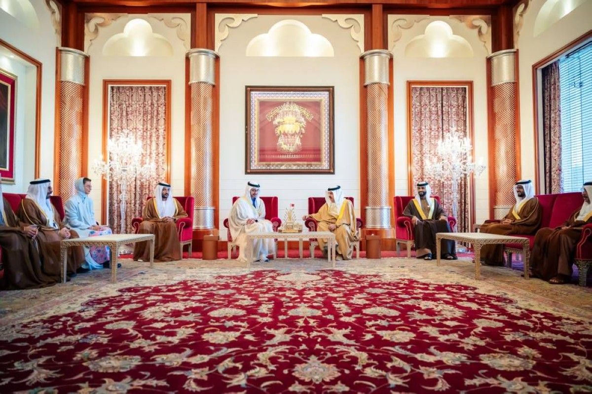 ملك البحرين يستقبل عبدالله بن زايد