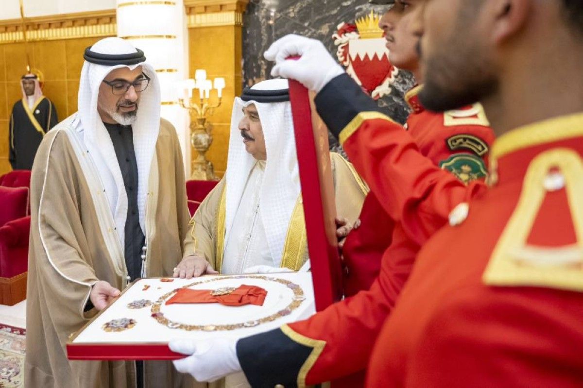 ملك البحرين يمنح ولي عهد أبوظبي "وسام النهضة للملك حمد"