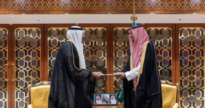 مبعوث سمو الأمير يسلم الدعوة الموجهة من سموه إلى خادم الحرمين لحضور القمة الخليجية