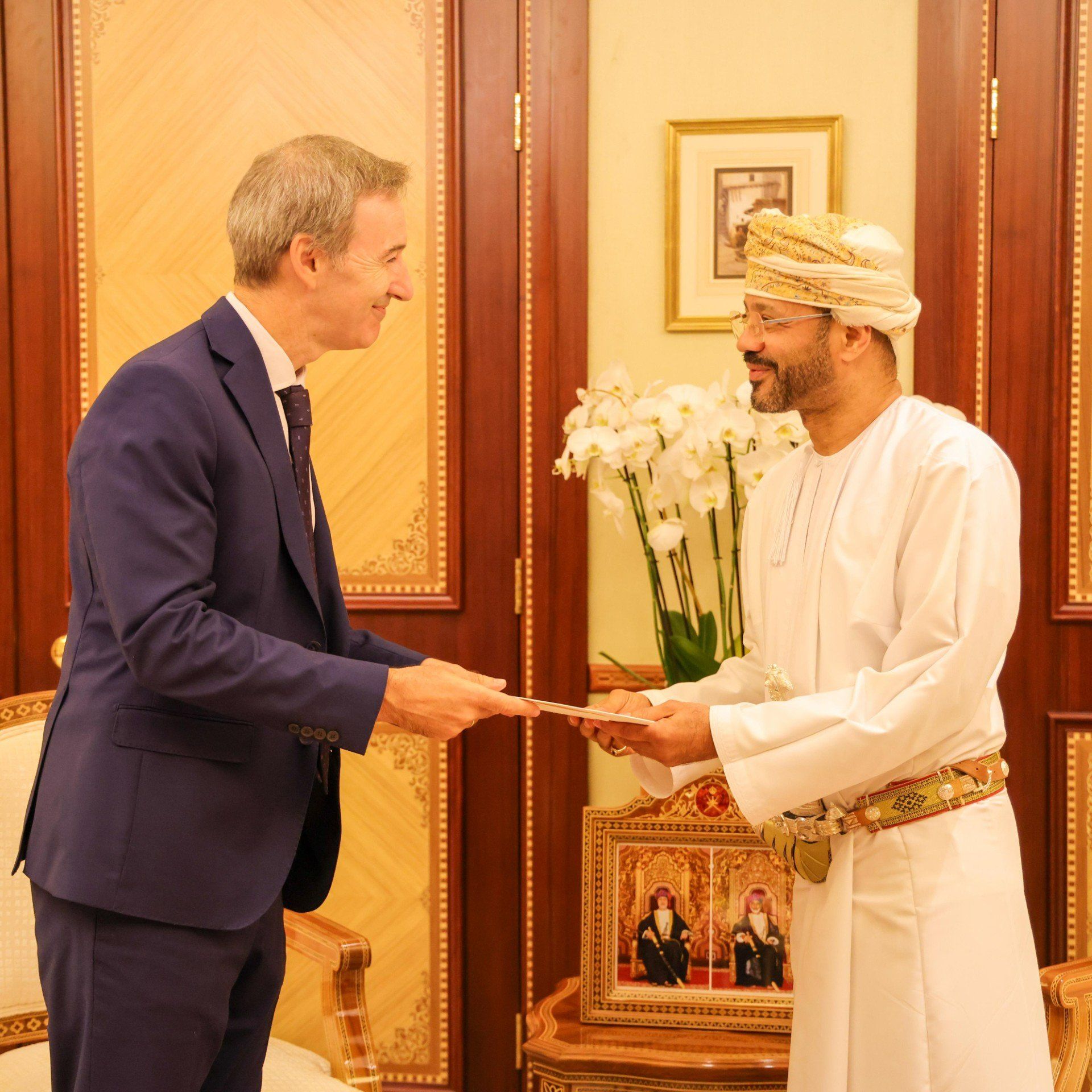 تسلمها وزير الخارجية .. جلالة السلطان يتلقّى رسالةً خطيّةً من ملك إسبانيا