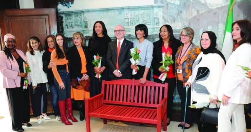 السفير الإيطالي والمشاركات في إطلاق المبادرة أمام المقعد الأحمر