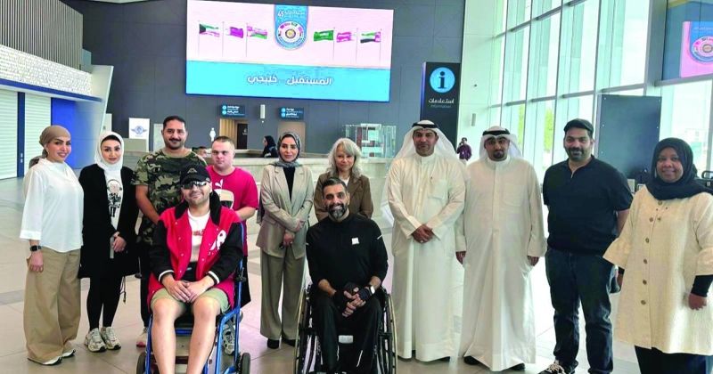 الحويلة خلال توديعها الوفد في صالة المطار