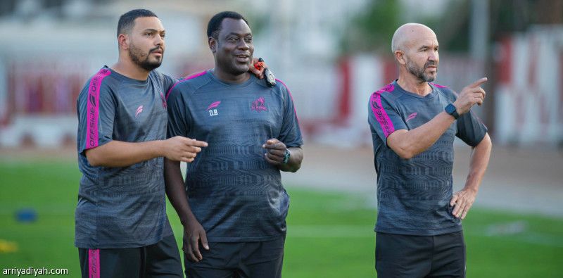 عباس يقود الوحدة ضد الأهلي