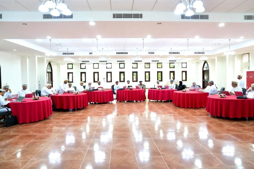 بحث عددًا من المشروعات الخدمية والتنموية في جنوب الباطنة