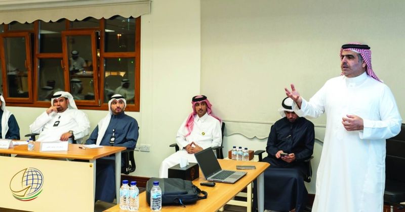 العجمي مُتحدّثاً في المحاضرة