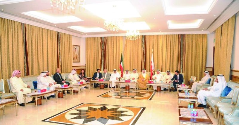 السفير البحريني يستقبل رواد ديوانيته الشهرية