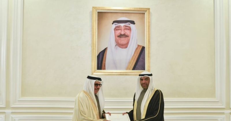 رسالة خطية إلى سمو الأمير من ملك البحرين