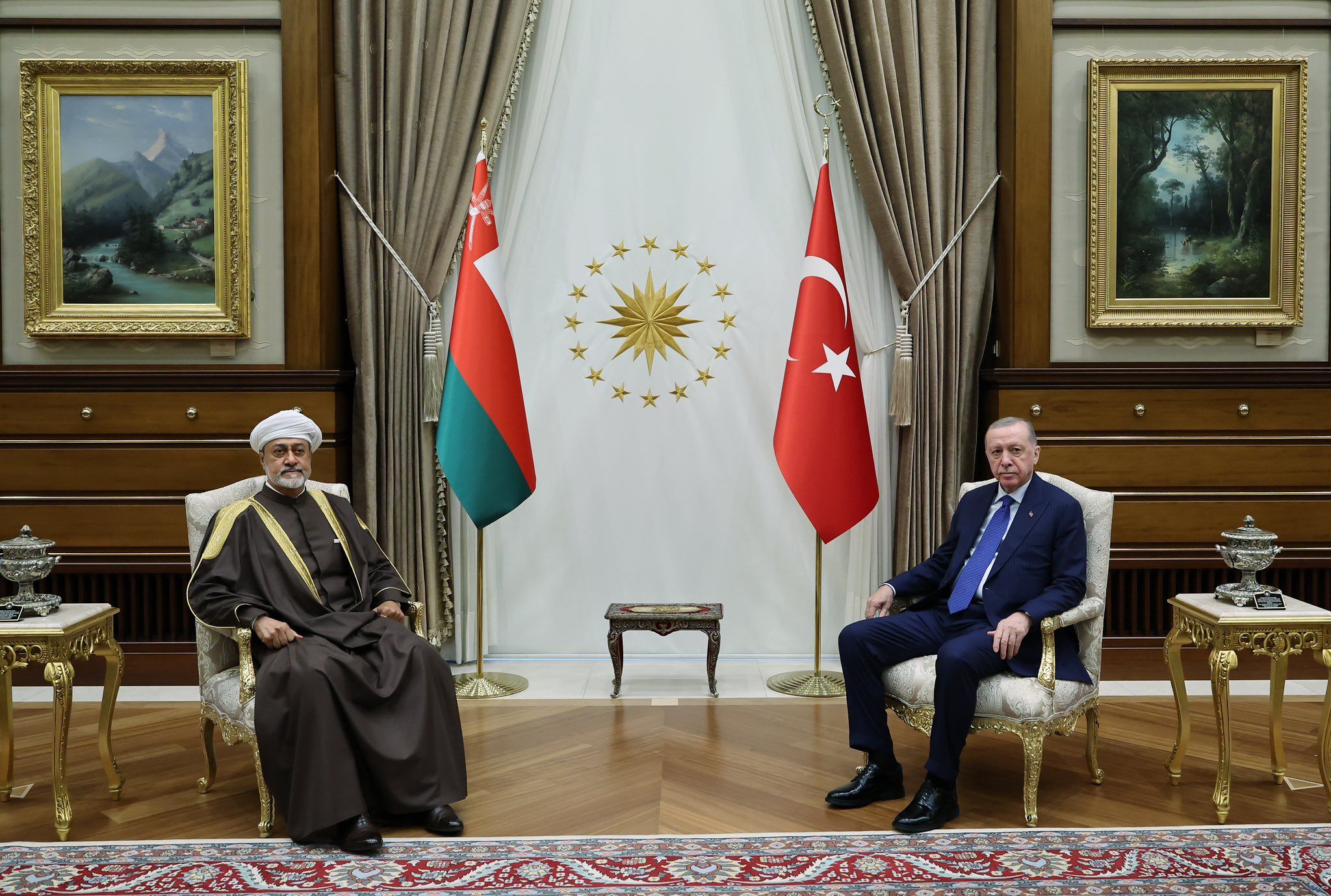 جلالةُ السُّلطان و الرئيس التركي يعقدان جلسة مباحثات في المجمع الرئاسي بأنقرة