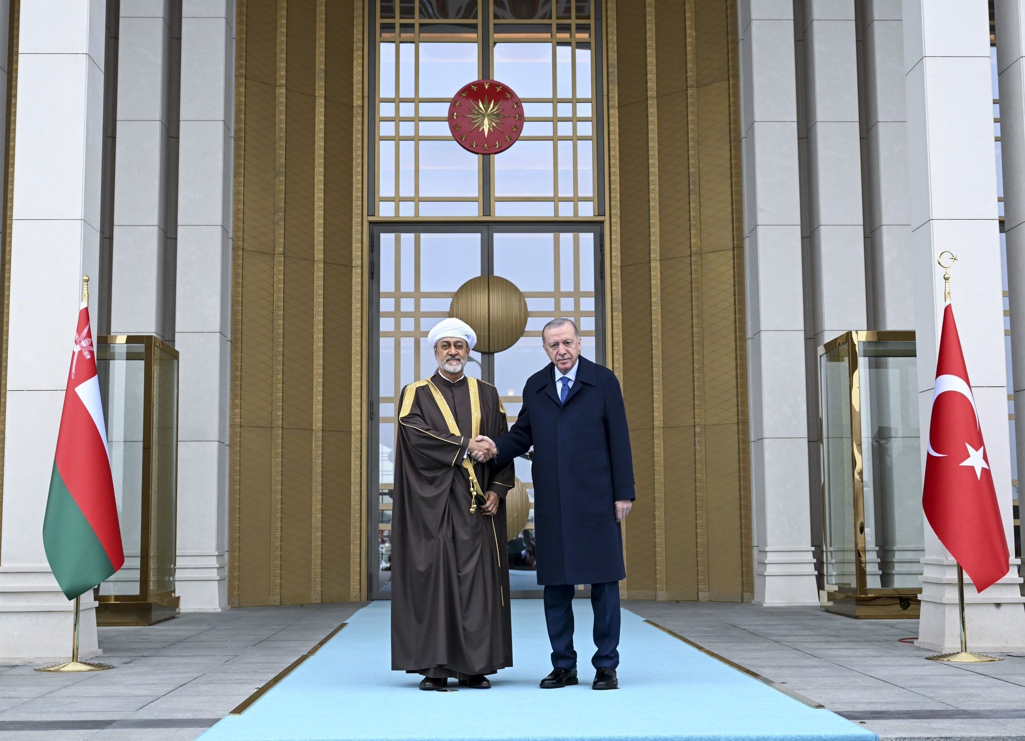 جلالةُ السُّلطان المعظم و الرئيس التُّركي يتبادلان الأوسمةَ بالمجمع الرئاسي بأنقرة