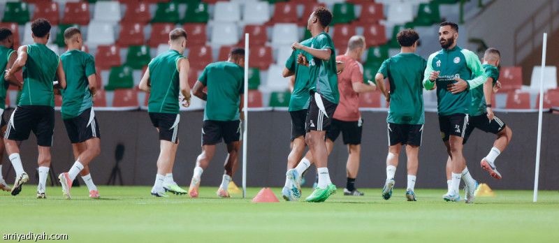 الأهلي يواجه الاستقلال بالأساسيين