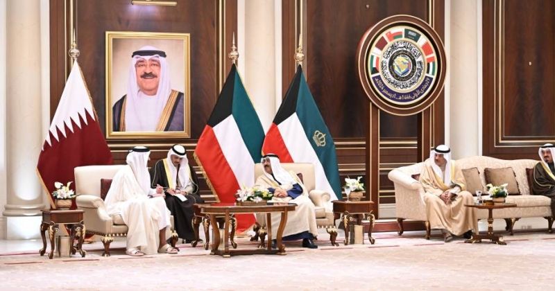 سمو أمير دولة قطر يصل إلى البلاد لحضور القمة الخليجية الـ45