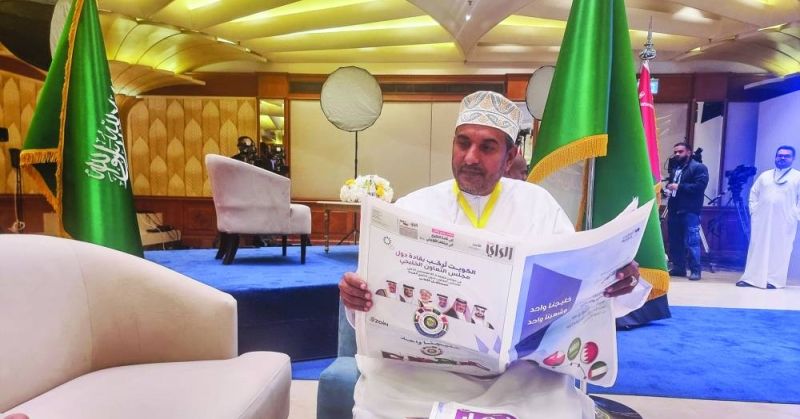 صحف الكويت تزيّن المركز الإعلامي في قمة الخليج