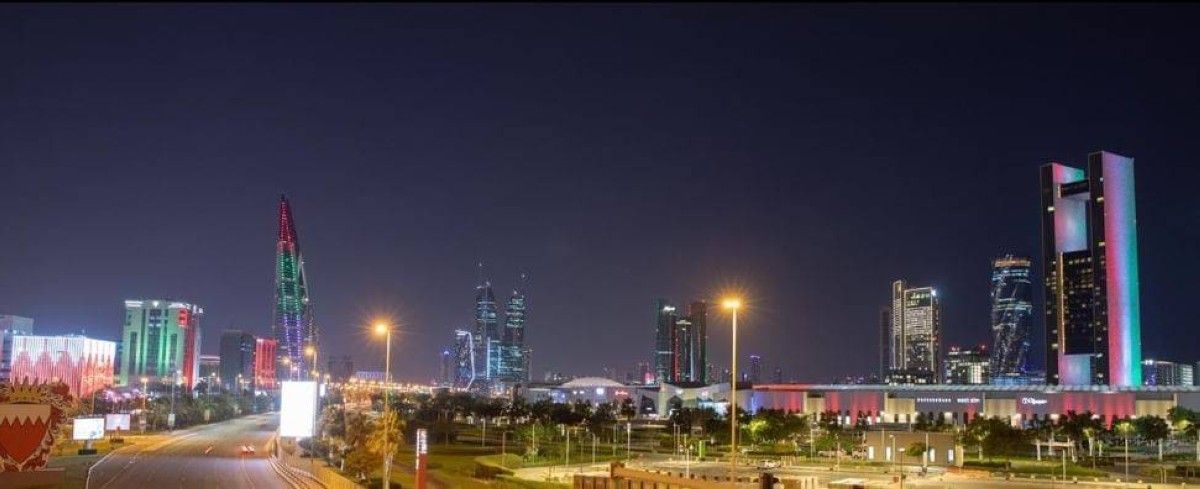 مملكة ‫البحرين‬ تتوشح بألوان علم الإمارات احتفالاً بعيد الاتحاد الـ 53