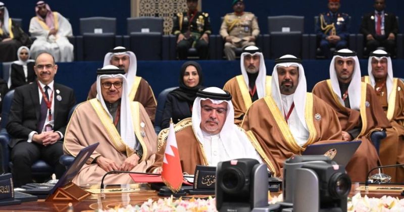 ولي عهد البحرين يغادر البلاد بعد حضور القمة الخليجية