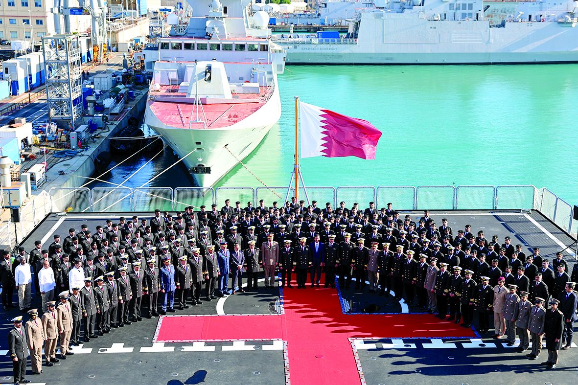 القوات البحرية الأميرية توقع على تسلمها.. رفع العلم القطري على سفينة النقل والدعم الإستراتيجي «الفلك»