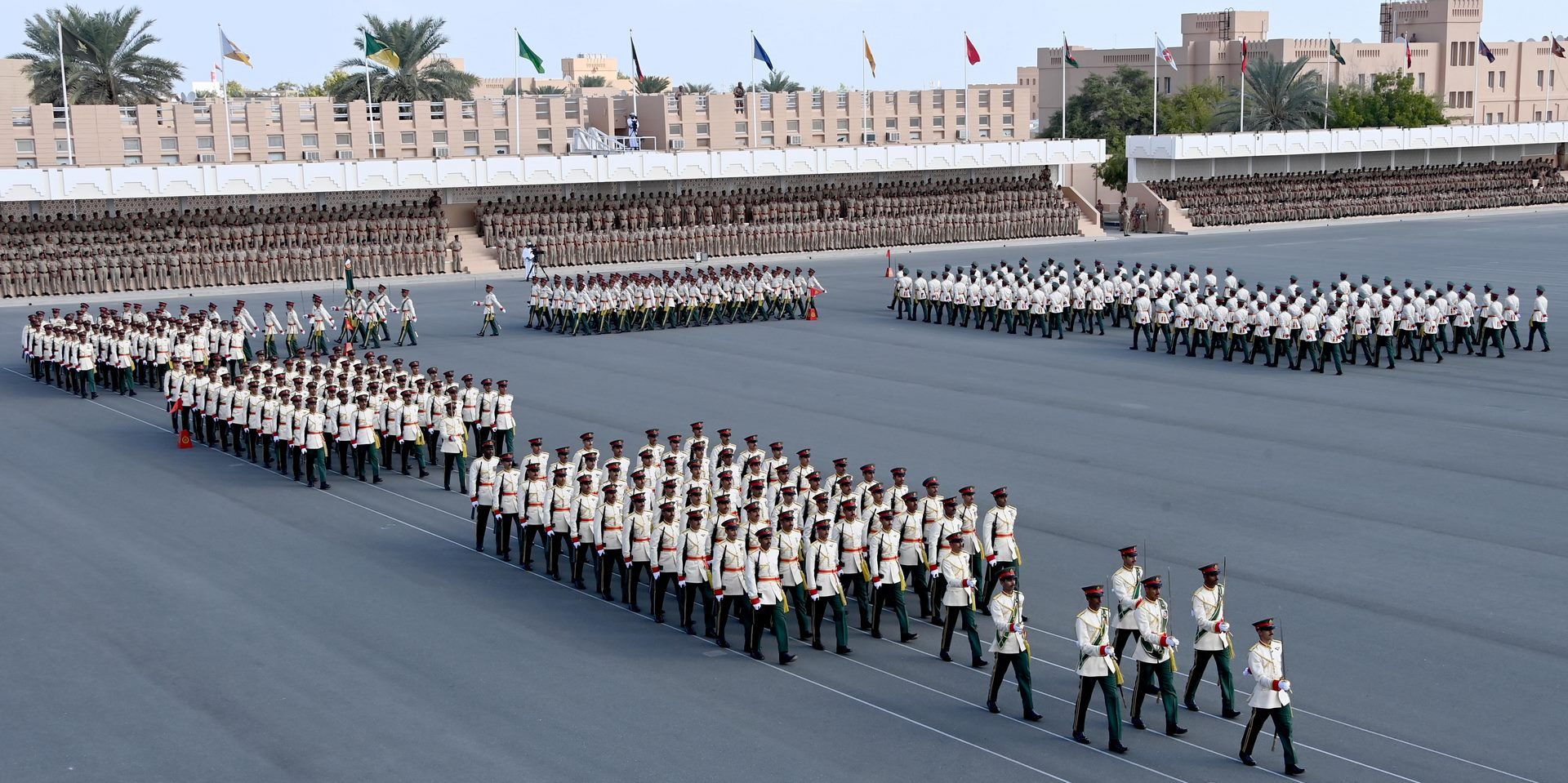 الجيش السلطاني يحتفل بتخريج الضباط المرشحين والضباط الجامعيين