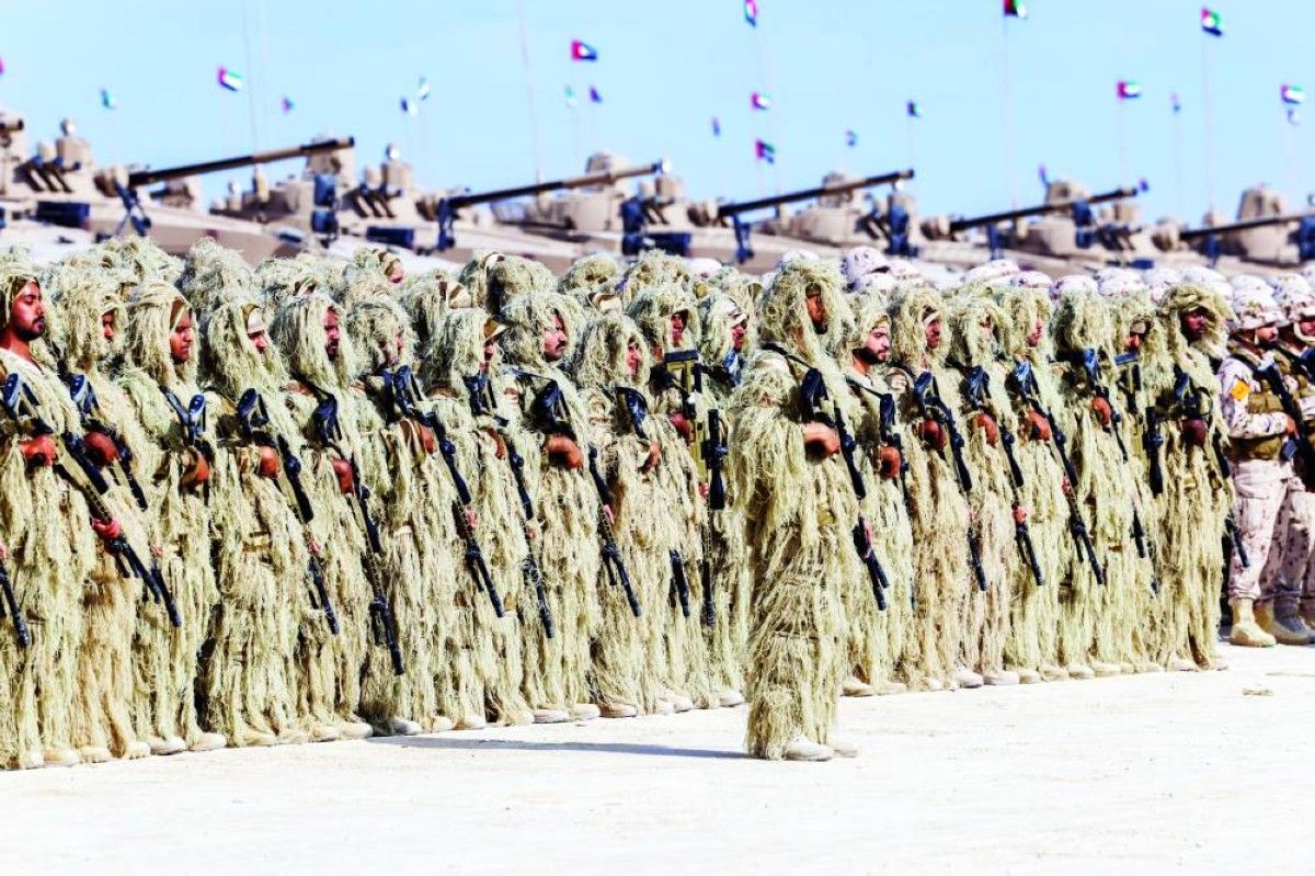 محمد بن راشد يقلد ضباط وضباط صف وسام الإمارات العسكري