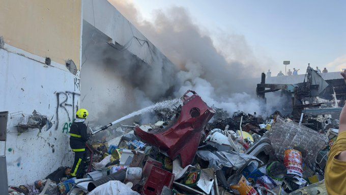 ” الدفاع المدني ” يتعامل مع حادث نشوب حريق بالمعبيلة الصناعية