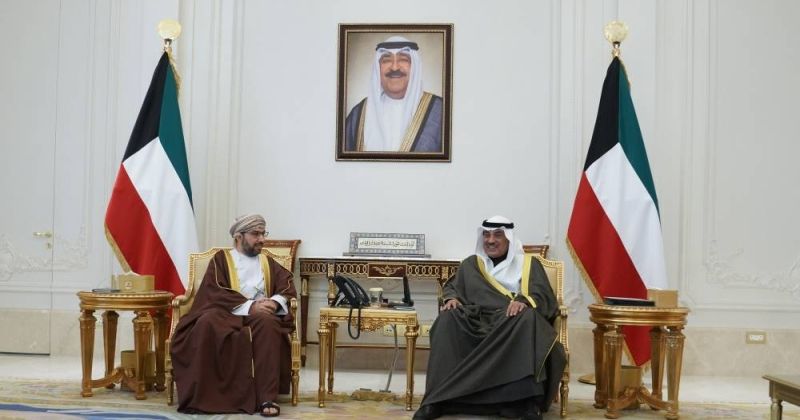 سمو ولي العهد يتسلم رسالة خطية موجهة إلى سمو الأمير من سلطان عمان