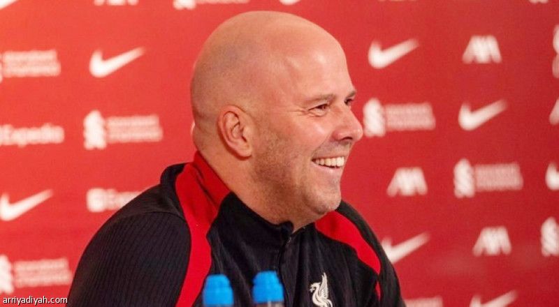 قبل مواجهة نيوكاسل.. سلوت يسخر من تصريحات صلاح