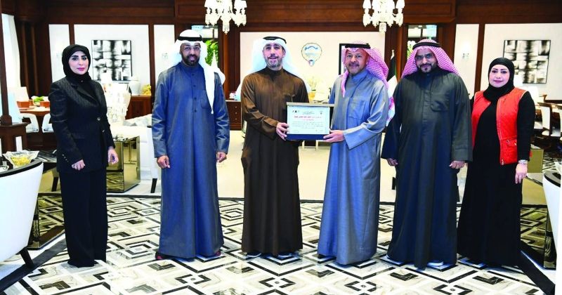 محافظ الفروانية خلال استقباله أعضاء فريق «صحتك تسوى ذهب»