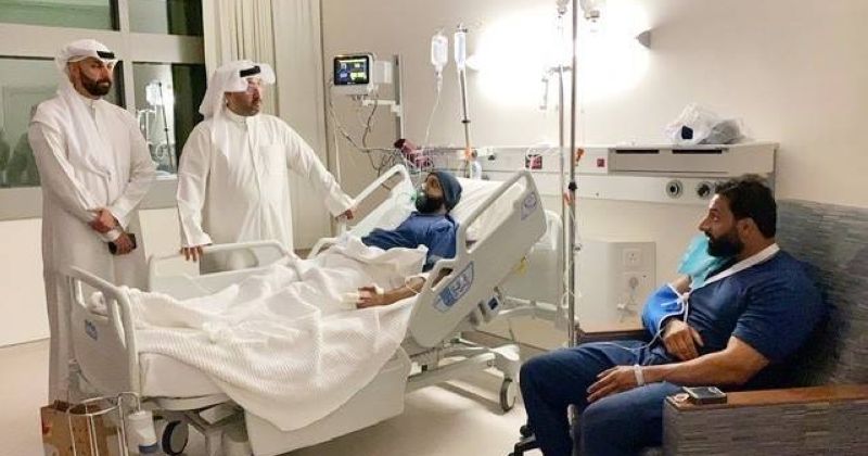 الرومي يطمئن على رجلَي إطفاء أصيبا خلال مكافحة «حريق منزل العدان»