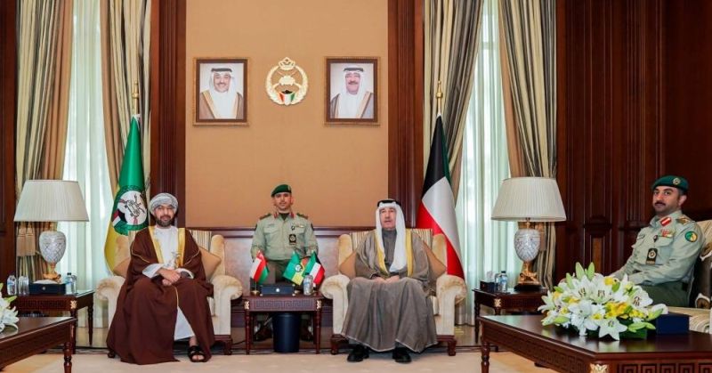 رئيس الحرس الوطني يشيد بالروابط التاريخية والعلاقات المتميزة بين الكويت وسلطنة عمان