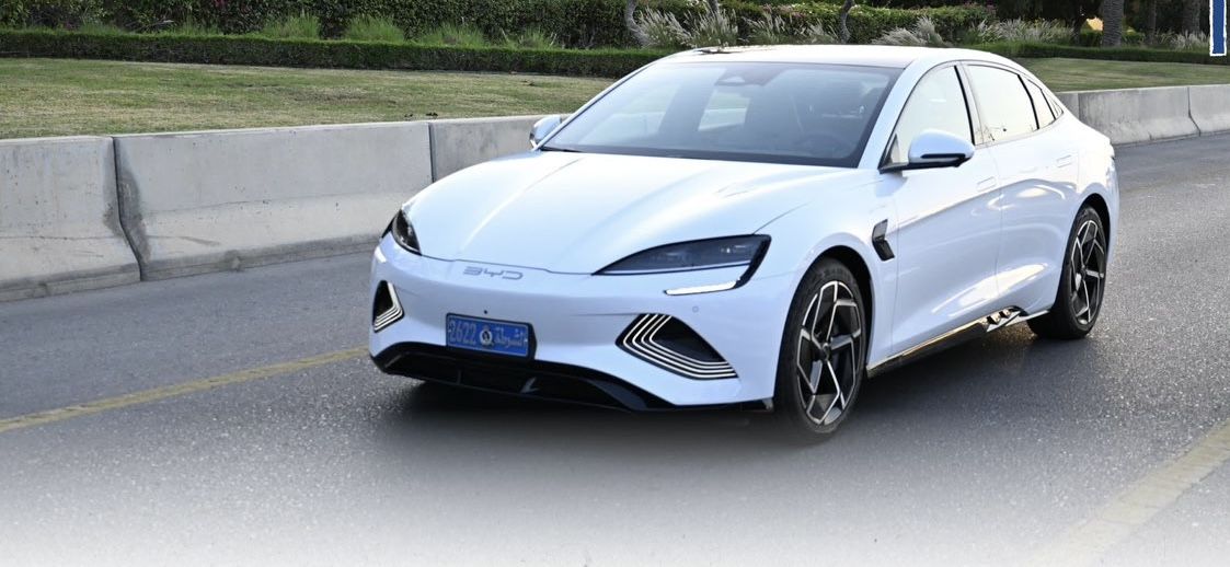 السيارات الكهربائية تنضم إلى أسطول دوريات شرطة عمان السلطانية