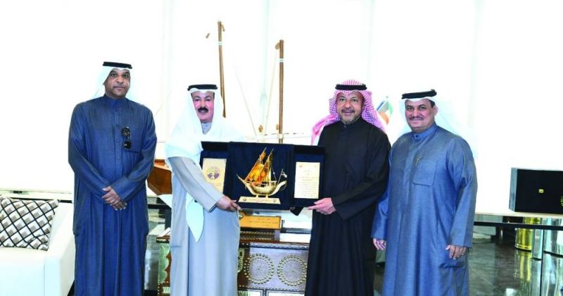 درع تذكارية من ممثلي اتحاد وجمعية «الثروة الحيوانية» للعذبي