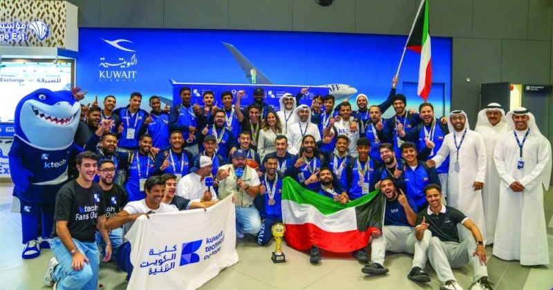 لقطة جماعية لأعضاء الفرق الفائزة مع مسؤولي الكلية