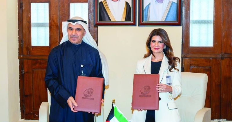 فاطمة السالم وناصر الصبيح عقب توقيع الاتفاقية