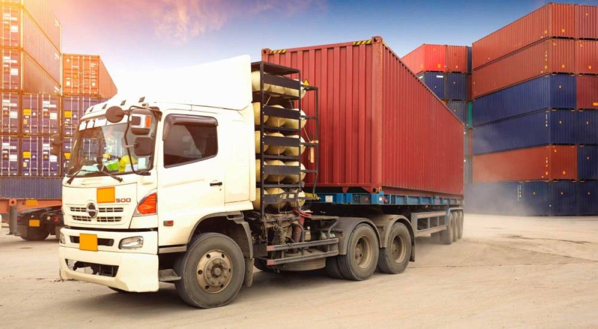 30.2 مليار دولار سوق الشحن والنقل في الإمارات بحلول 2031