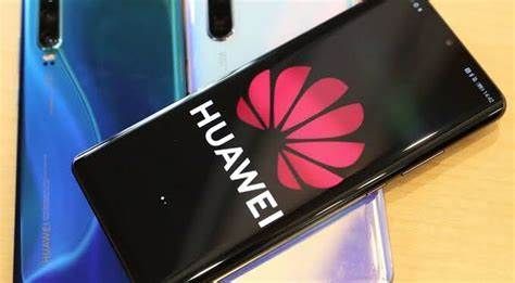 عجوز يجمع كمية كبيرة من هواتف هواوي على مر العصور.. ما القصة؟