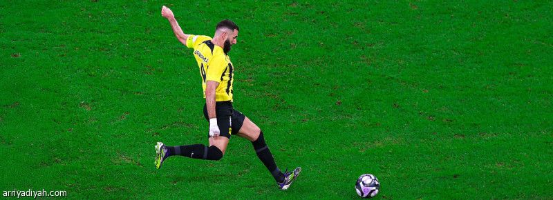 بنزيما يتصدر تقييم قمة الاتحاد والنصر