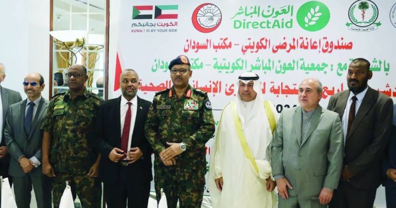 السفير الظفيري والفريق جابر وعدد من المسؤولين خلال حفل التدشين