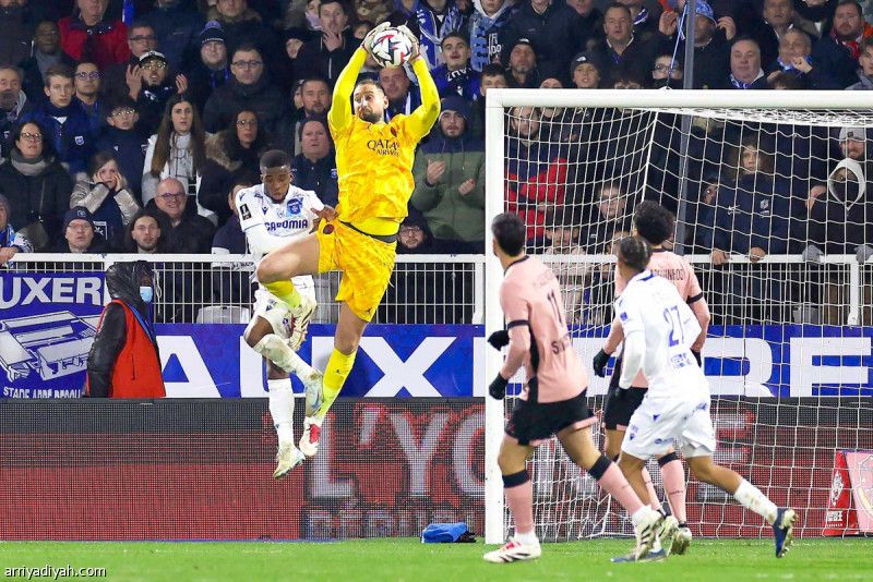 أوكسير يفرض السلبية على سان جيرمان