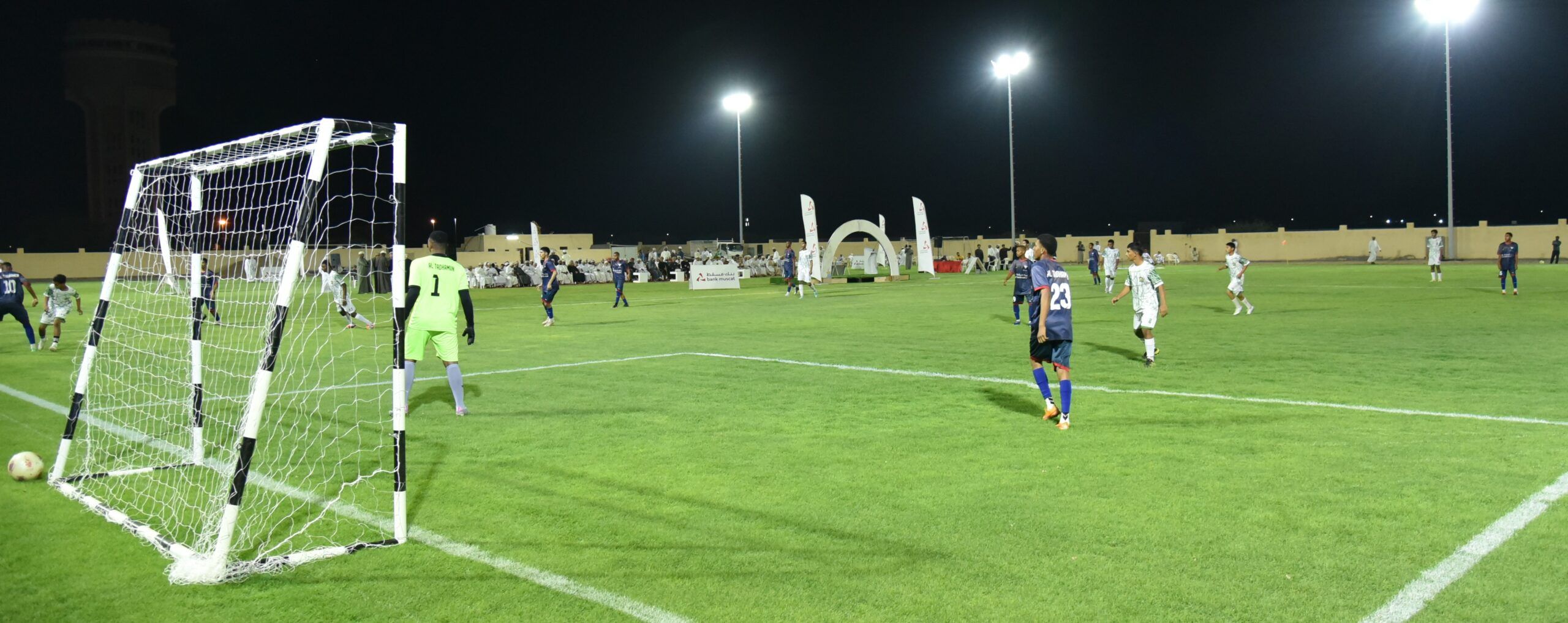 بنك مسقط يشارك في افتتاح مشروع إنارة ملعب فريق التضامن بولاية جعلان بني بو حسن