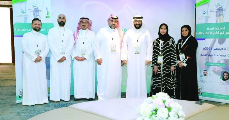 سلمان الصباح متوسطاً عدداً من المشاركين في الندوة