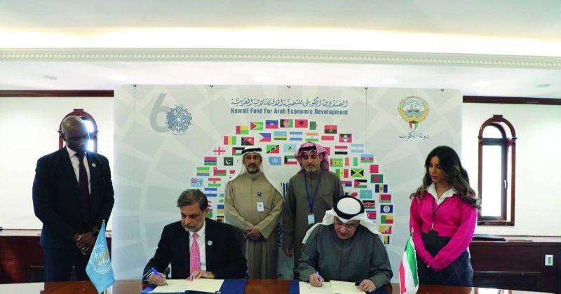 وليد البحر وممثل «الصحة العالمية» خلال توقيع الاتفاقية