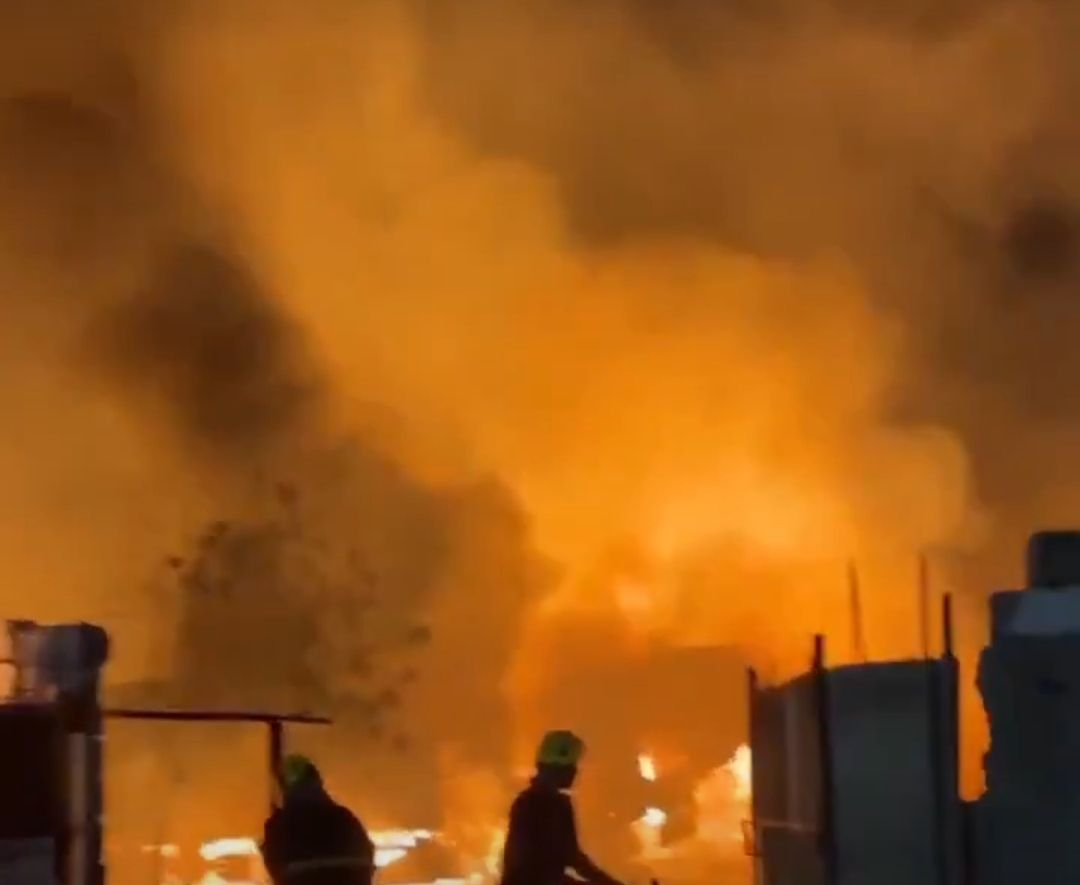 السيطرة على حريق نشب في شاحنة محملة بالأخشاب