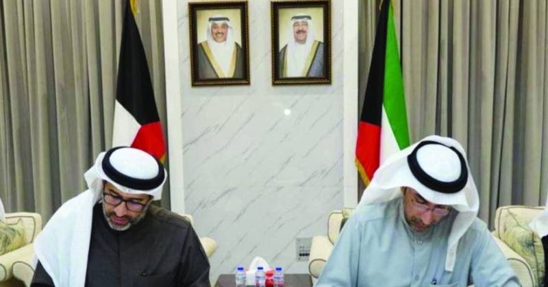 ناصر محيسن وحميدي المطيري يوقعان على المذكرة