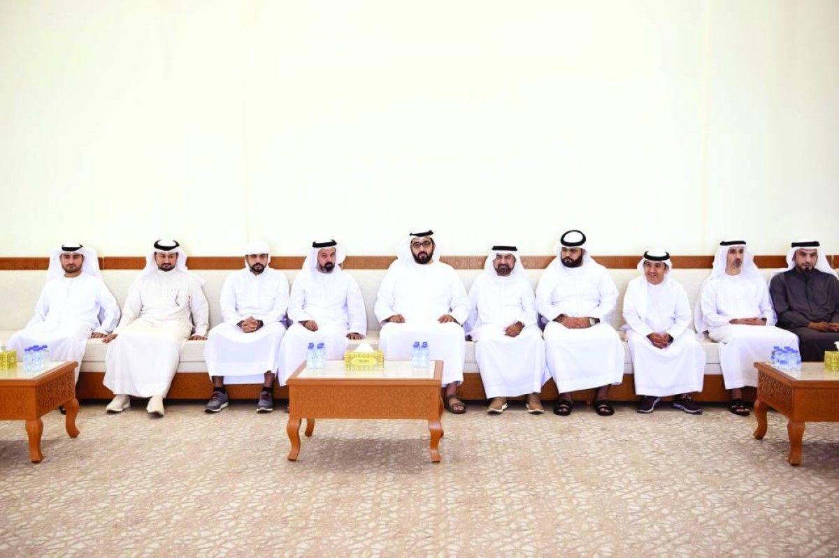 ولي عهد أم القيوين يعزي في وفاة أحمد حسن الخقاق آل علي