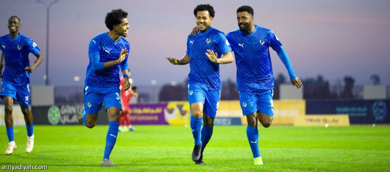 ثنائية رومارينيو تحلّق بنيوم في الصدارة