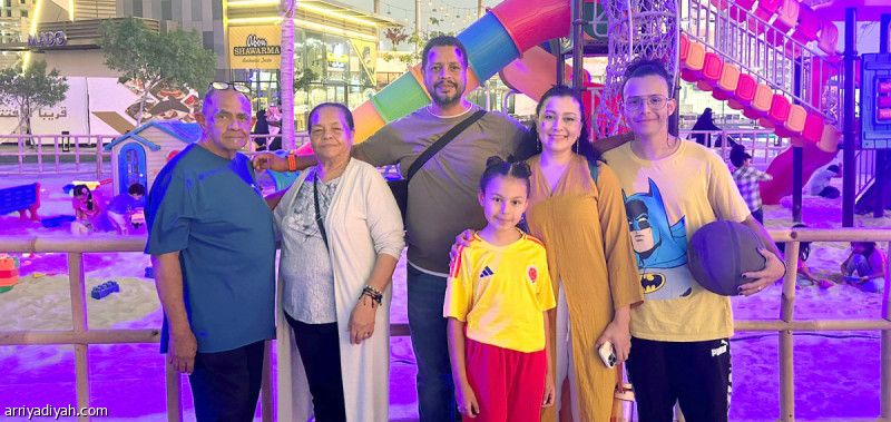 كولومبيون يشاركون السعوديين الفرحة