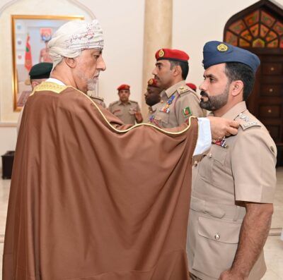 جلالةُ القائد الأعلى يُنعم بميداليتي الخدمة الممتازة والثناء السُّلطاني لعدد من منتسبي قُوات السُّلطان المسلحة