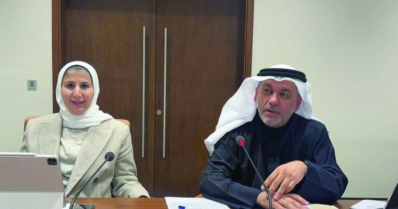 حسن كمال وعلياء الفارسي خلال اجتماع لجنة العاصمة