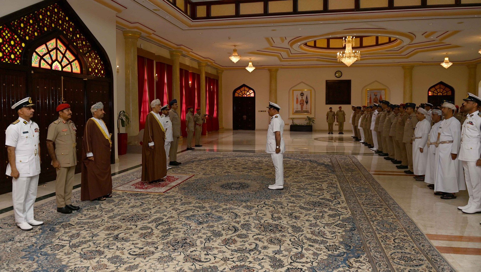 جلالةُ القائد الأعلى يُنعم بميداليتي الخدمة الممتازة والثناء السُّلطاني لعدد من منتسبي قُوات السُّلطان المسلحة