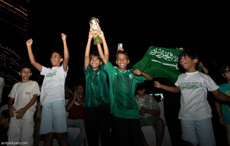 احتفالات المونديال.. سيارات وطيارات شراعية