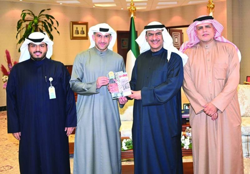 المحافظ يقدم درع جمعية المعلمين لبشار عبدالله بحضور وائل الحبشي وخالد مخلف