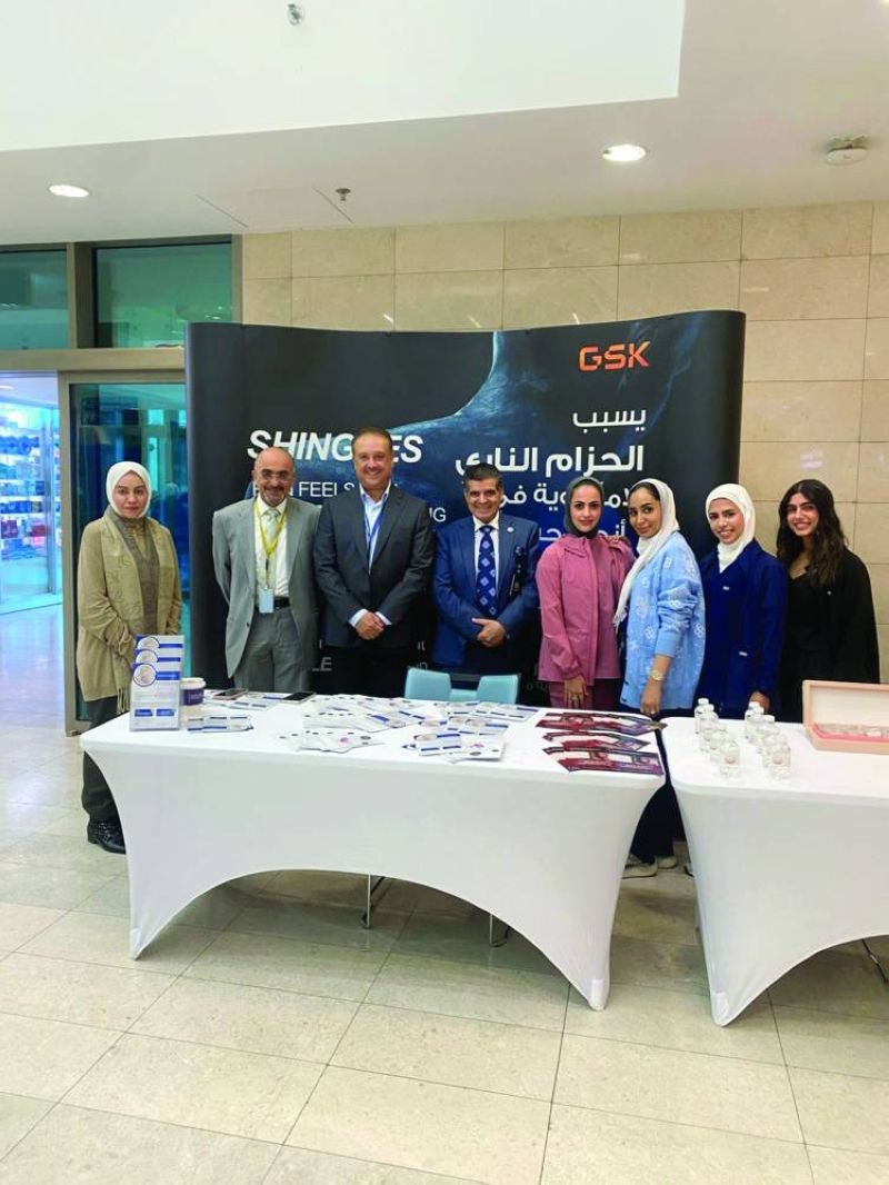 العتيبي يتوسّط المُشاركين في الاحتفال